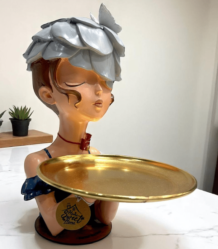 دختر سینی به دست زنبق