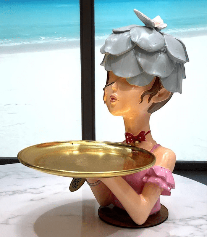 دختر سینی به دست زنبق