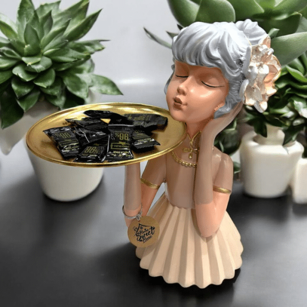 دختر سینی به دست