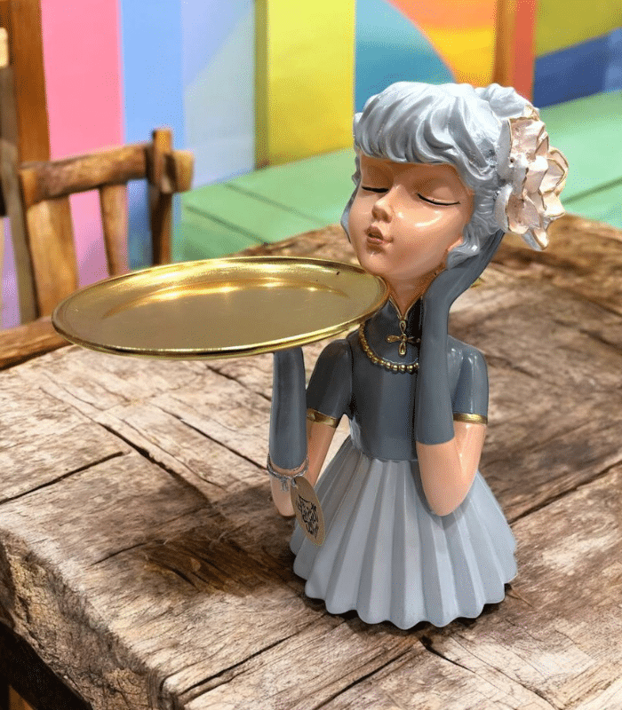 دختر سینی به دست