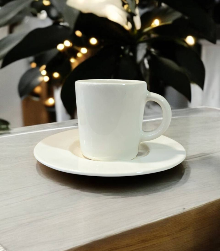 قهوه خوری با نعلبکی بزرگ