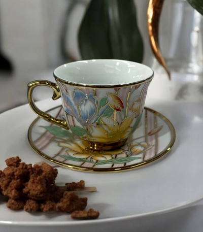 ست فنجان نعلبکی طرح گل‌دار