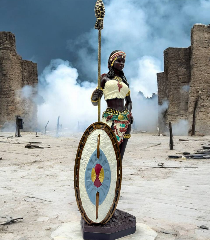 مجسمه زن سرخ‌پوست سپر آبی