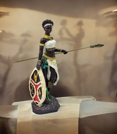 مجسمه زن سرخ‌پوست سپر مشکی