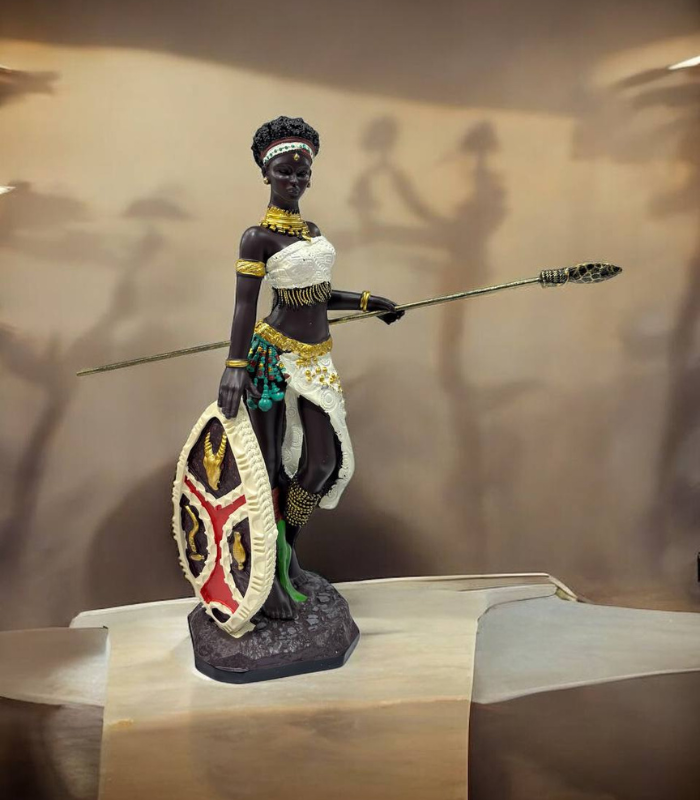 مجسمه زن سرخ‌پوست سپر مشکی