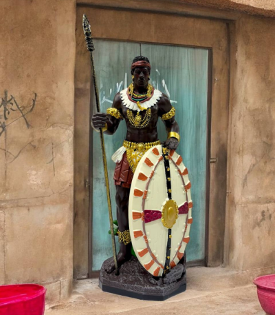 مجسمه مرد سرخ‌پوست سپر سفید