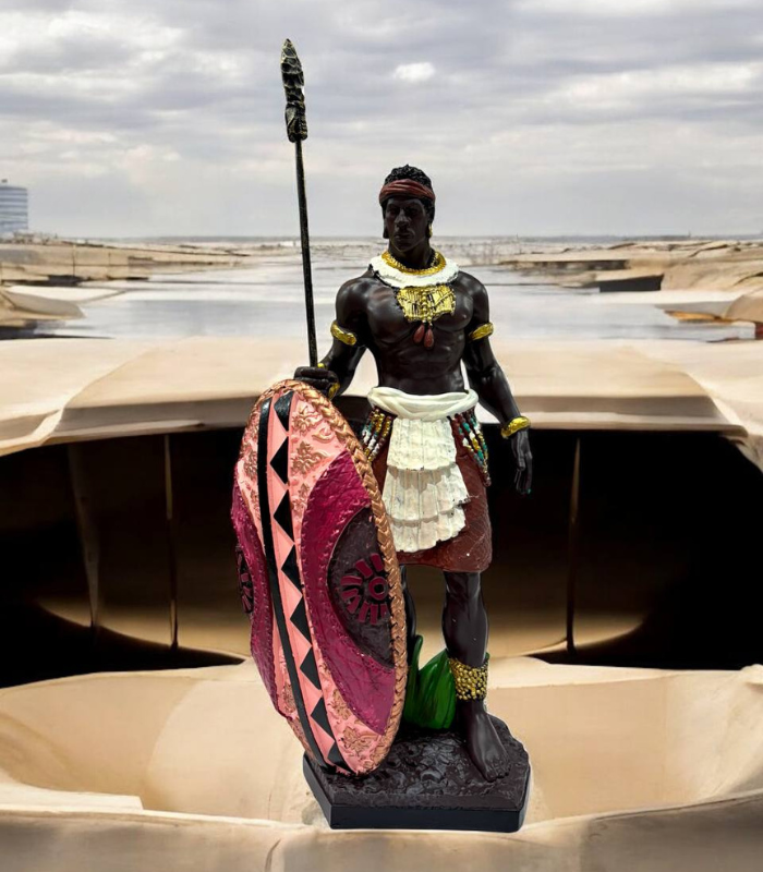 مجسمه مرد سرخ‌پوست سپر قرمز