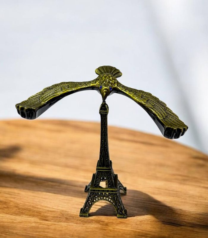 مجسمه ایفل و عقاب معلق