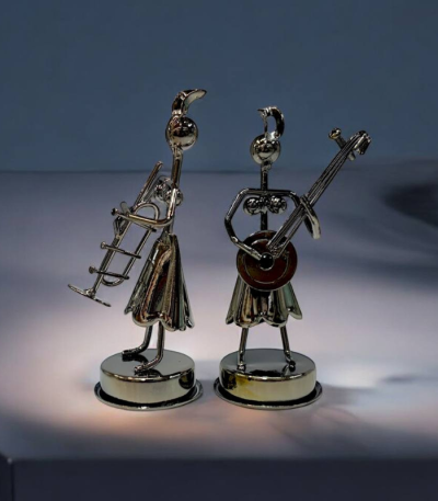 نوازنده فلزی خانم