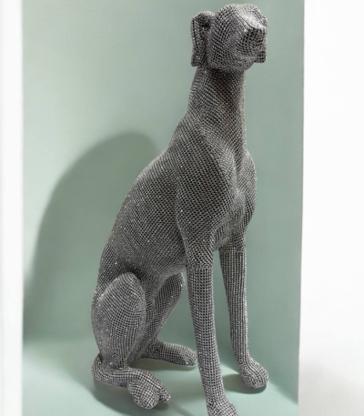 سگ ایستاده نگین کاری شده