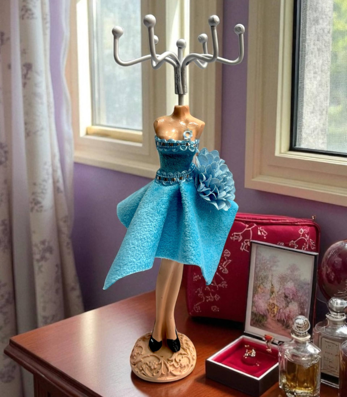 آویز جواهر مانکن دامن پارچه‌ای