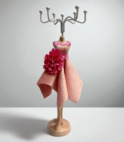 آویز جواهر مانکن دامن پارچه‌ای